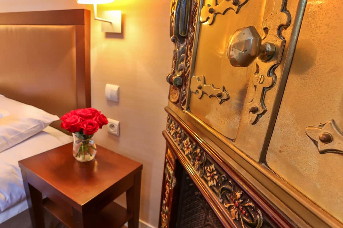 desk, soundproofing, free wifi, bed sheets