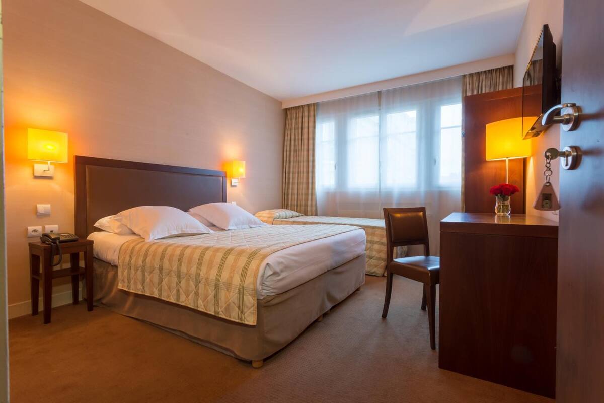 deluxe double room | desk, soundproofing, free wifi, bed sheets