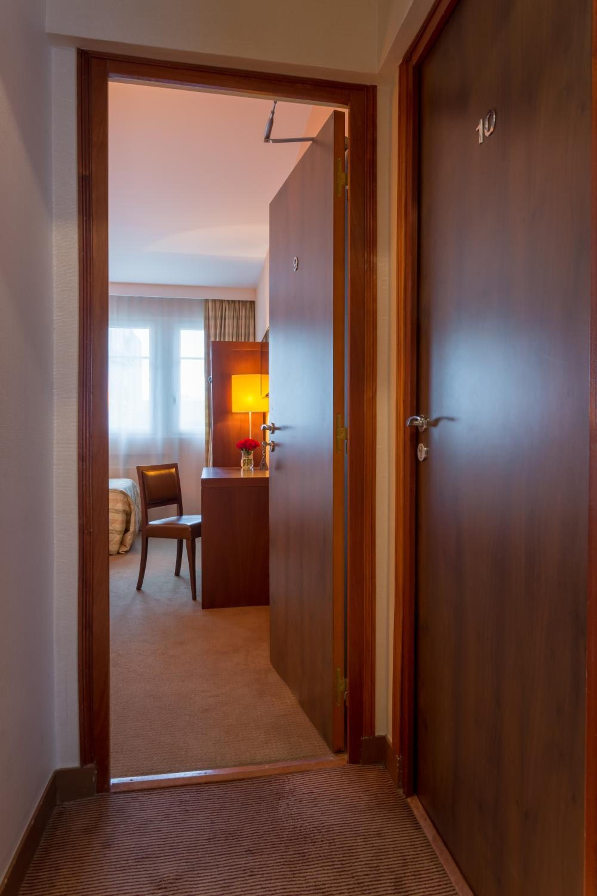 desk, soundproofing, free wifi, bed sheets