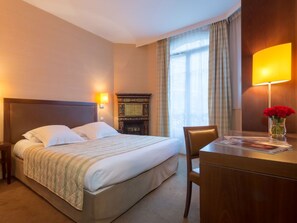Superior Double Room | Desk, soundproofing, free WiFi, bed sheets - Hôtel Le Home (Vincennes)