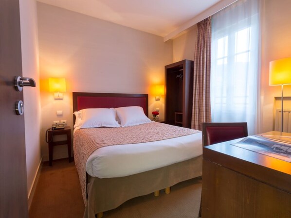 标准双人房 | 办公桌、隔音、免费 WiFi、床单