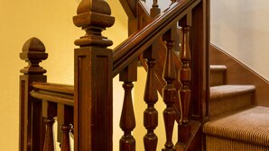A wooden staircase with a handrail and balusters. - Hôtel Le Home (Vincennes)