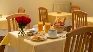 Petit déjeuner continental (9 EUR par personne)