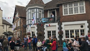 Un edificio con una torre en esquina y un cartel que dice 'BT Sport'.