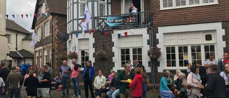 Un edificio con una torre en esquina y un cartel que dice 'BT Sport'.