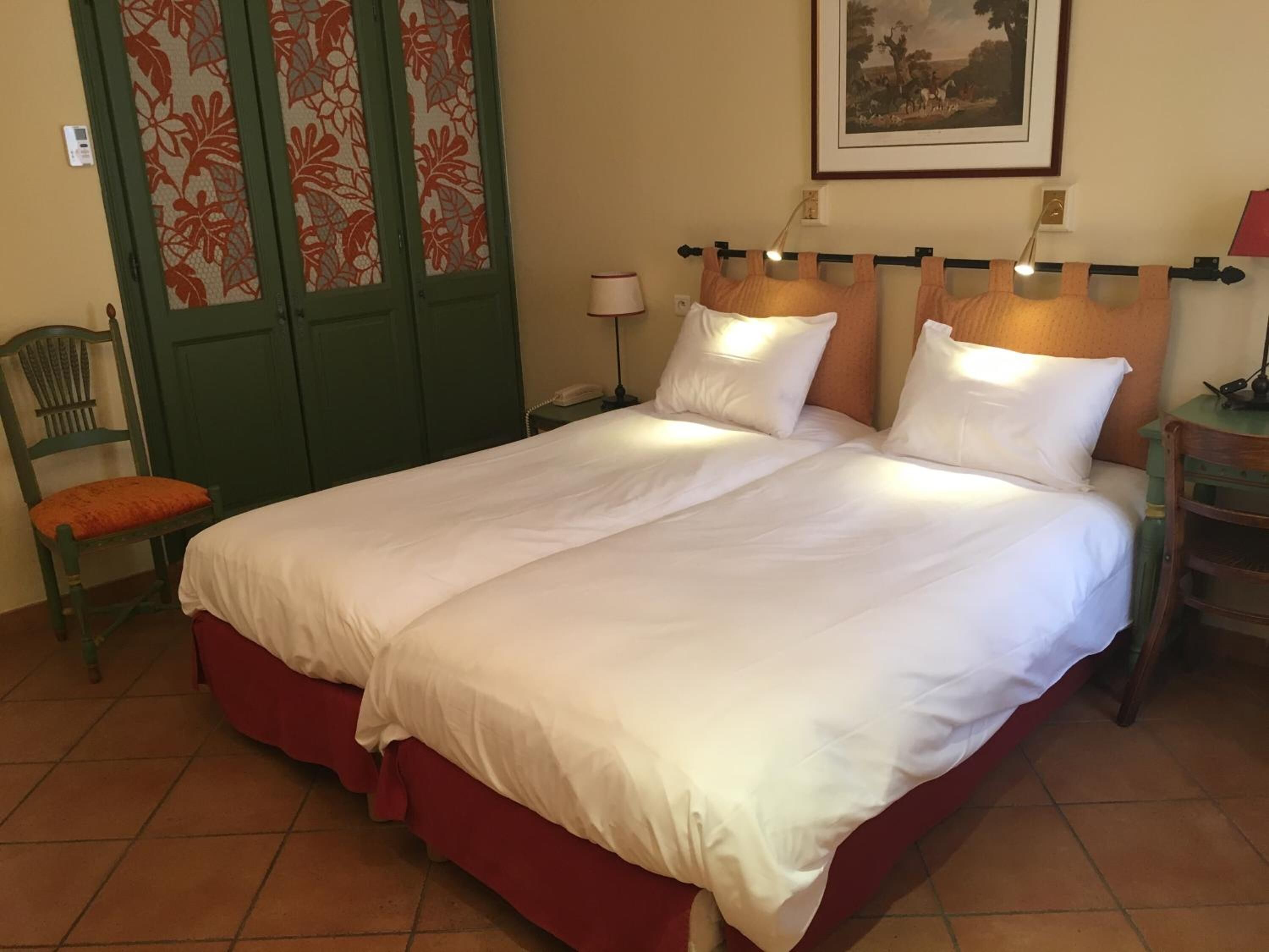 Een bureau, gratis babybedden, extra bedden (toeslag), gratis wifi