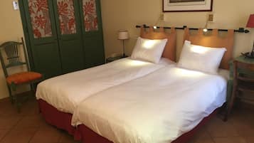 Een bureau, gratis babybedden, extra bedden (toeslag), gratis wifi