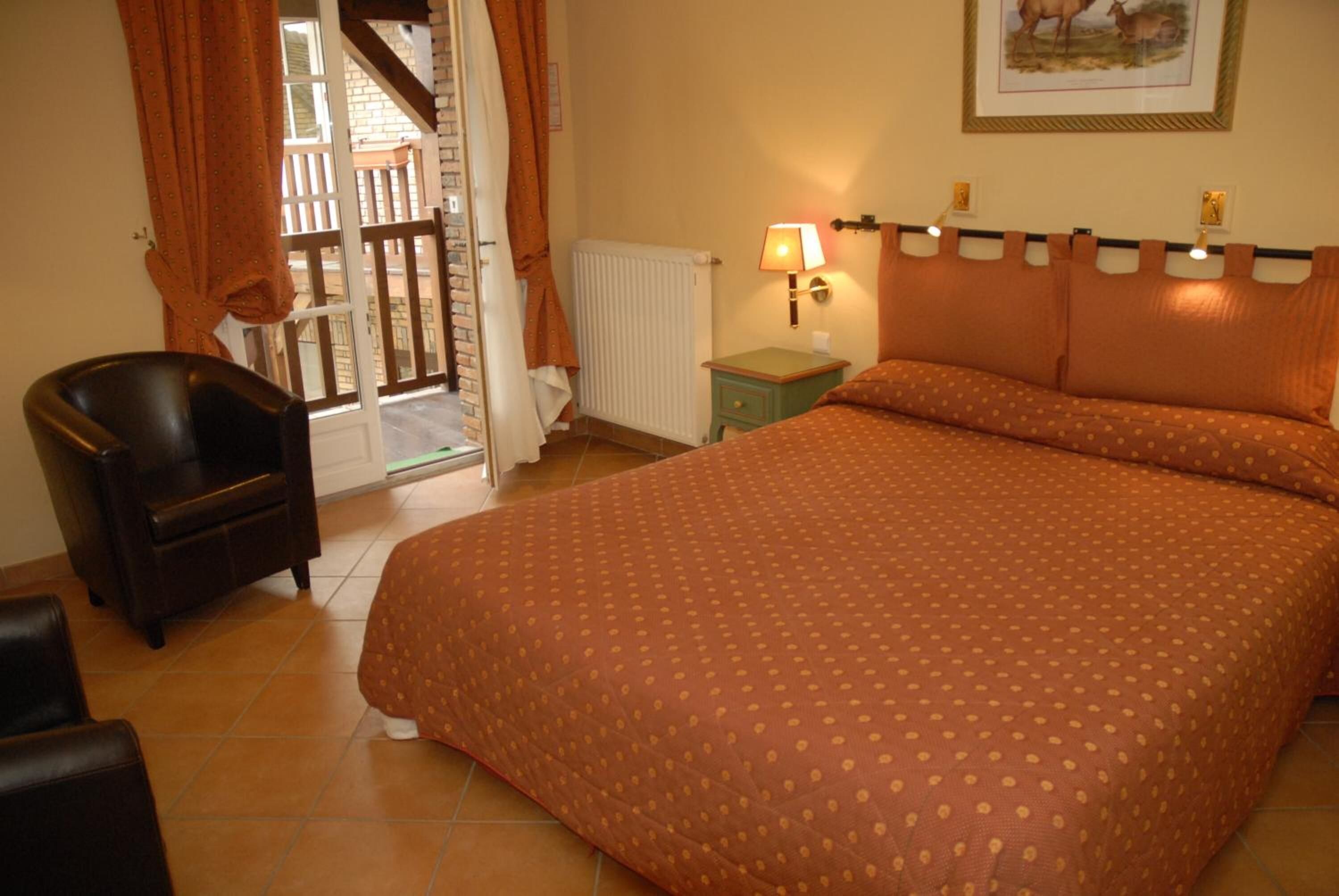 desk, free cots/infant beds, rollaway beds, free wifi