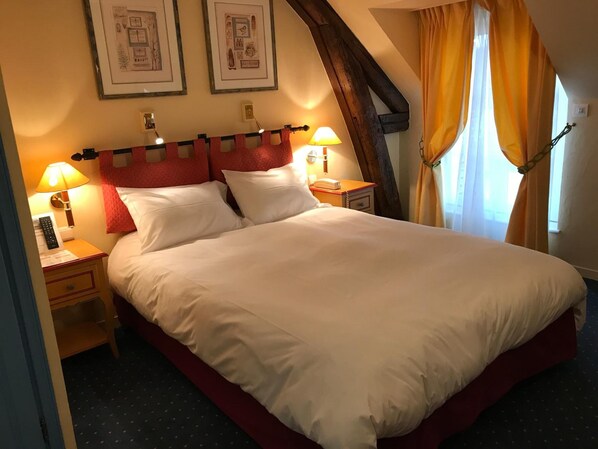 Desk, free cots/infant beds, rollaway beds, free WiFi - Hotel Le Cheval Blanc (Yvoy-le-Marron)