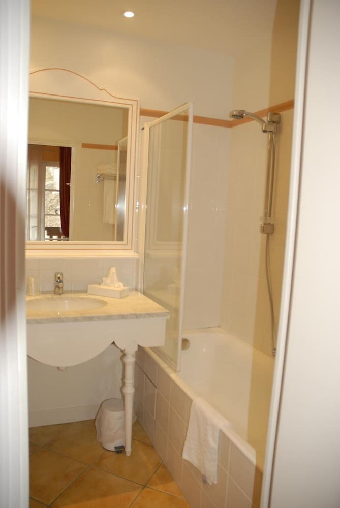 Logis Hôtel le Cheval Blanc by null