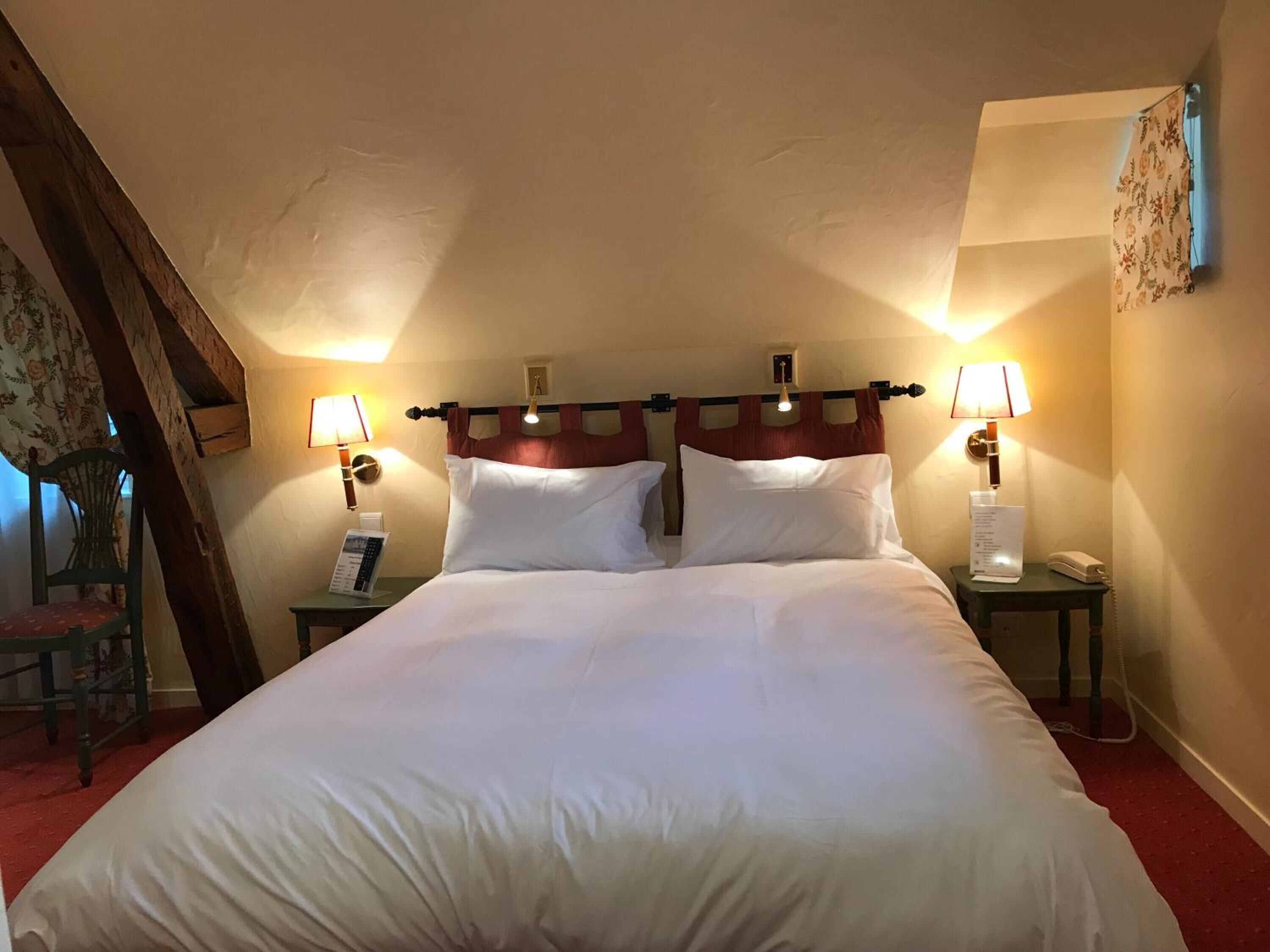 desk, free cots/infant beds, rollaway beds, free wifi