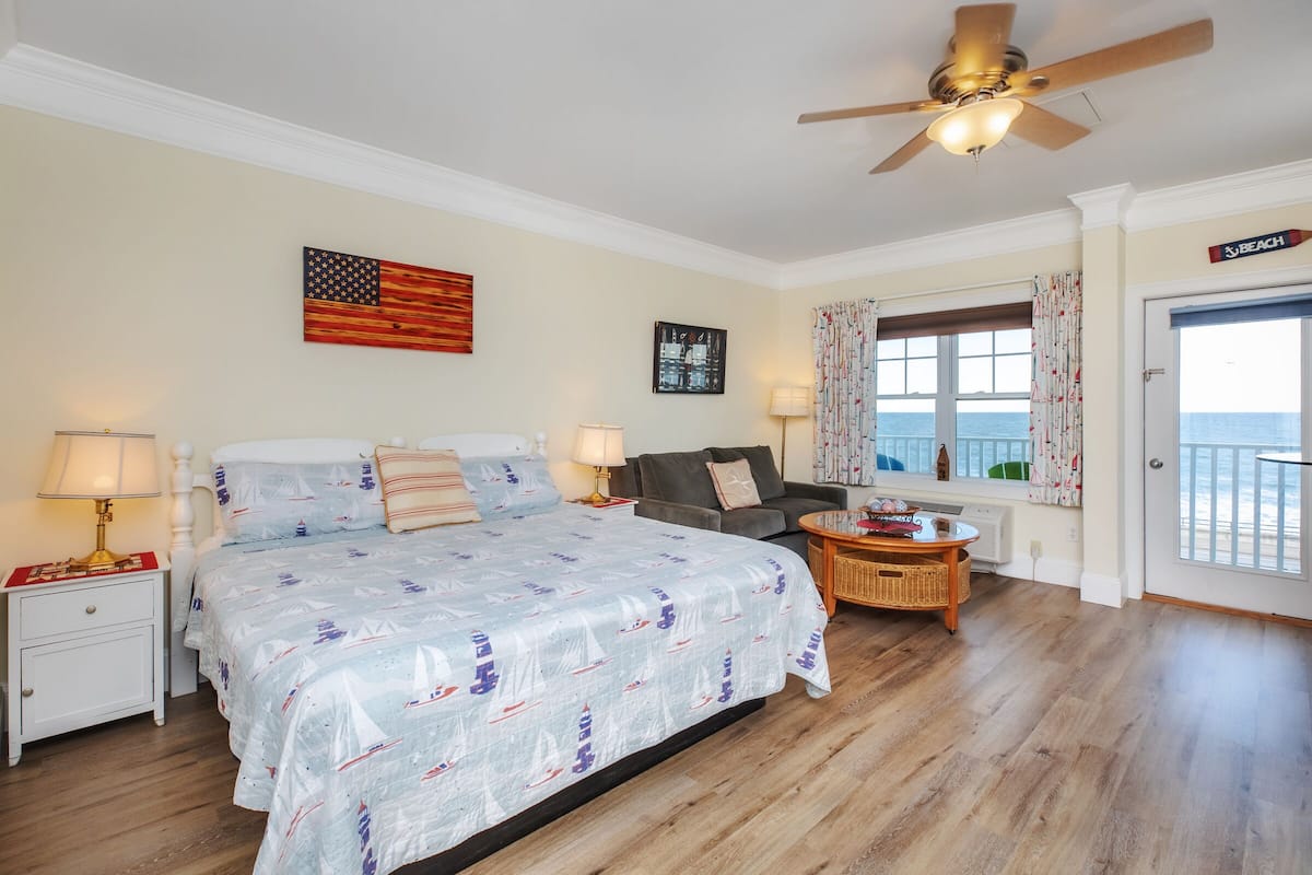 Oceanfront Room, King Bed, Balcony | Safe på rommet, wi-fi (inkludert) og sengetøy