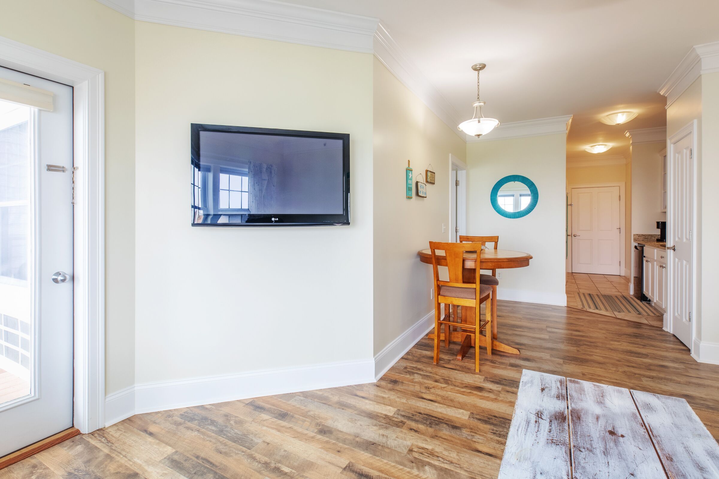 suite, 1 king bed | living area | 42-inch flat-screen tv with cable channels, tv, dvd player