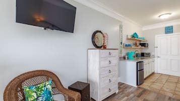 Deluxe Studio Suite, 1 King Bed with Sofa bed, Non Smoking, Ocean View | In-room safe, free WiFi, bed sheets