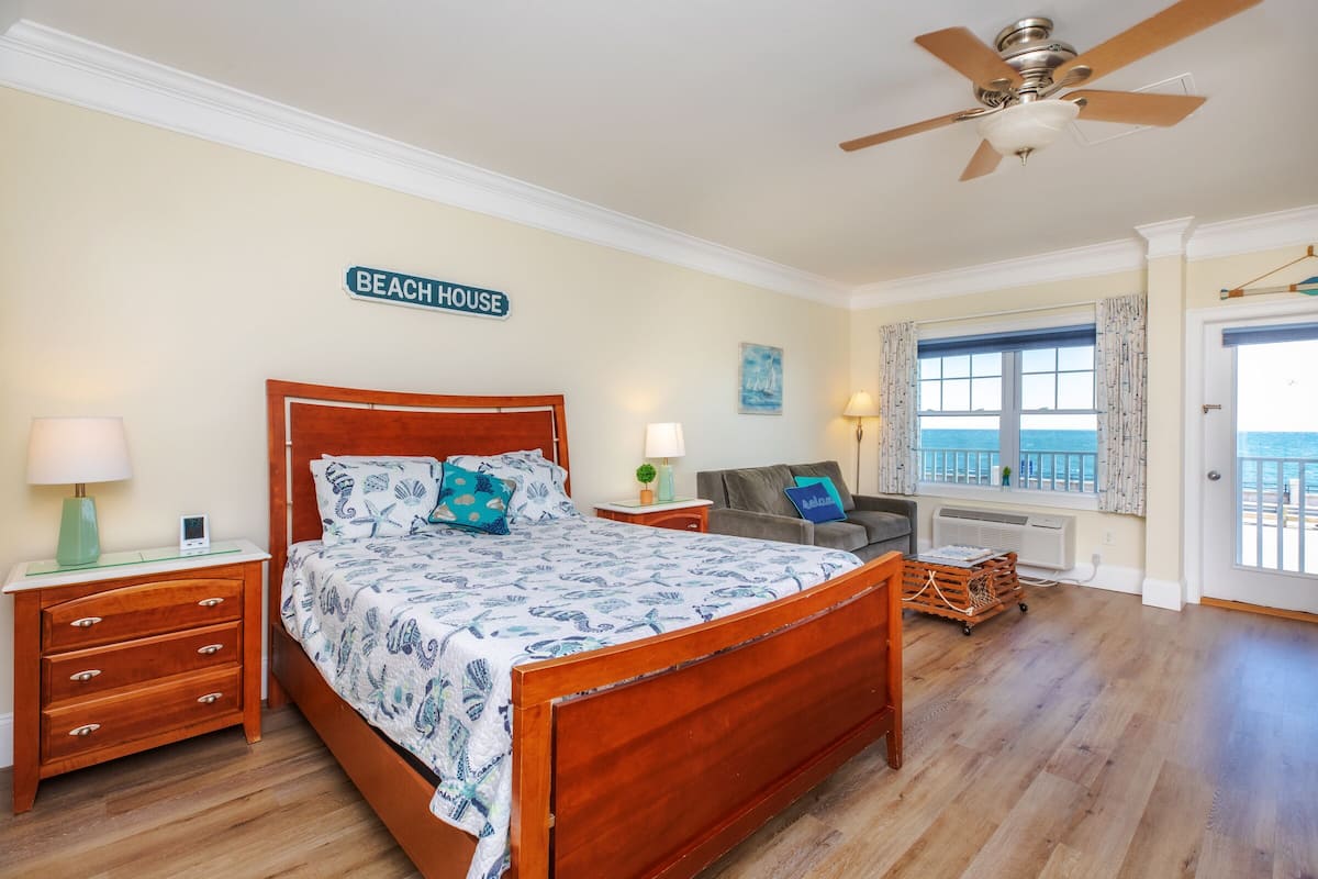 Oceanfront Room, Queen Bed, Balcony | Safe på rommet, wi-fi (inkludert) og sengetøy