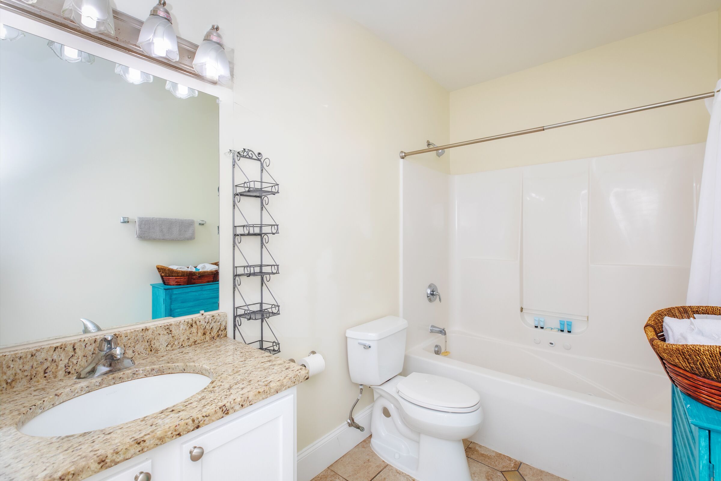 suite, 1 king bed | bathroom | combined shower/bathtub, designer toiletries, hair dryer, towels