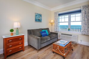 Oceanfront Room, Queen Bed, Balcony | Aire de séjour | Téléviseur à écran plat de 42 po avec télévision par cùble, téléviseur