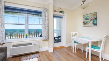 Oceanfront Room, Queen Bed, Balcony | ๊ฑฐ์ค ๊ณต๊ฐ | ์ผ์ด๋ธ ์ฑ๋ ์์ฒญ์ด ๊ฐ๋ฅํ 42์ธ์น ํ๋ฉด TV, TV, DVD ํ๋ ์ด์ด