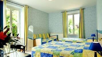 客室ごとに異なる装飾、客室ごとに異なるインテリア、デスク、遮光カーテン