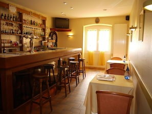 Bar (on property) - Hotel des Voyageurs (Livron-sur-Drome)