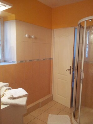 Free toiletries, hair dryer, towels - Hotel des Voyageurs (Livron-sur-Drome)