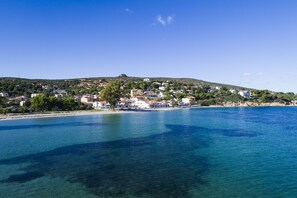 Perto da praia, espreguiçadeiras, guarda-sóis