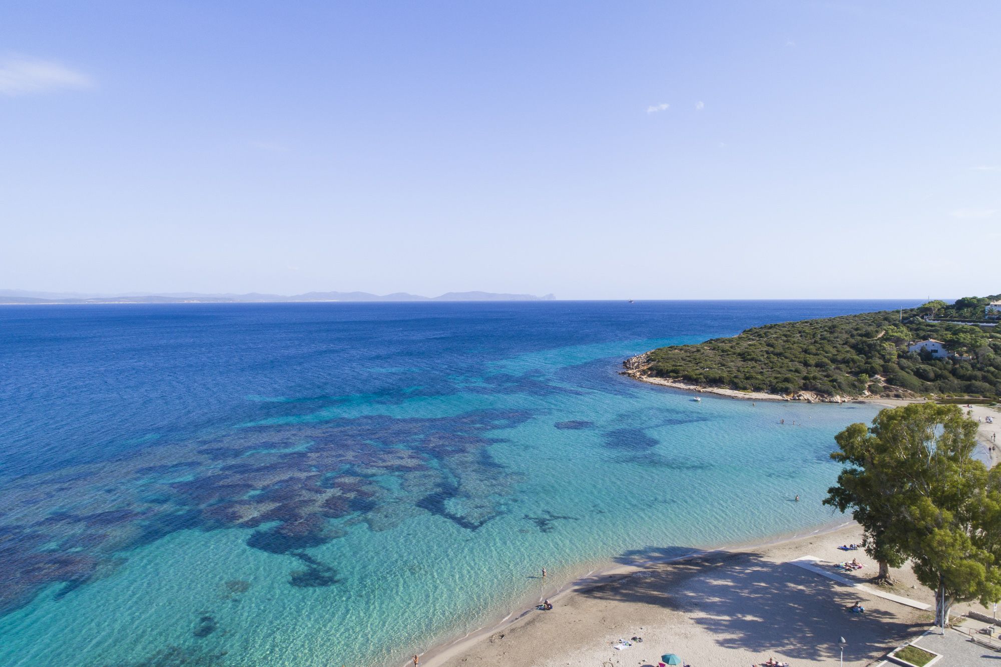 beach nearby, sun-loungers, beach umbrellas