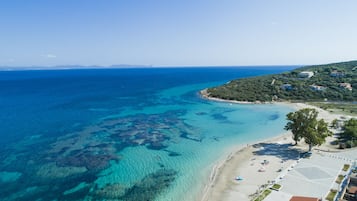 Nära stranden, solstolar och parasoller