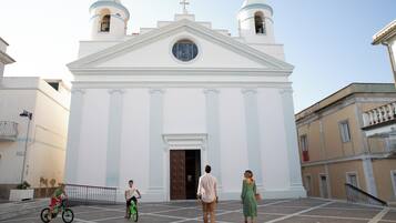 Una iglesia blanca con dos cúpulas y un campanario central.