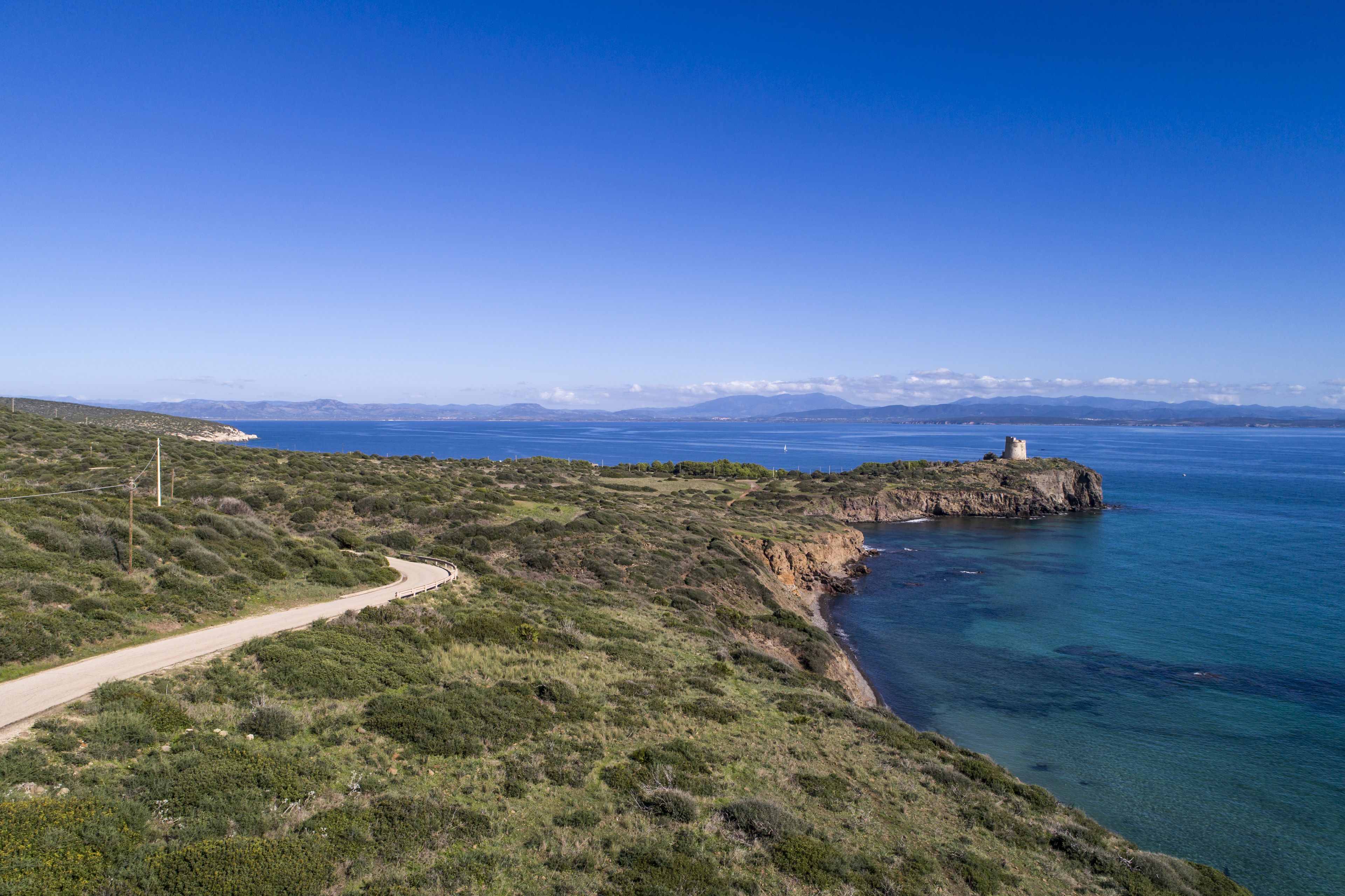 beach nearby, sun-loungers, beach umbrellas