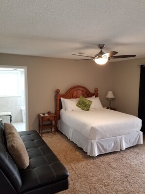 Habitación, 1 cama Queen size y sofá cama, junto a la alberca | Decoración personalizada y muebles diferentes