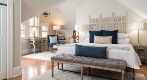 Deluxe Room, 1 King Bed with Sofa bed, Bathtub | Egyptian cotton sheets, premium bedding, individually decorated - White Doe Inn (Manteo)