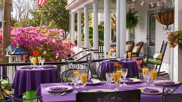 Ofereix vistes al jardí i s'hi serveixen esmorzars, dinars i sopars