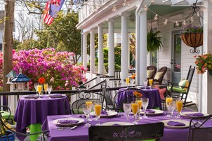 Breakfast, lunch, dinner served; American cuisine, garden views 