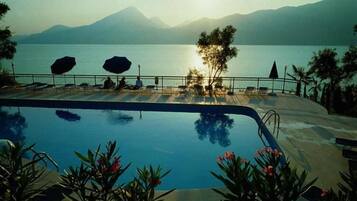 Außenpool (je nach Saison geöffnet), Sonnenschirme, Liegestühle