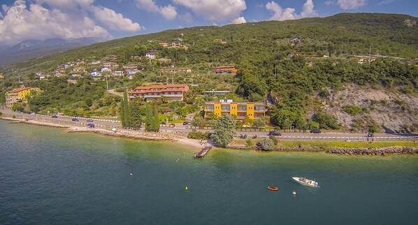 Sezonluk açık havuz, havuz şemsiyeleri, şezlonglar 