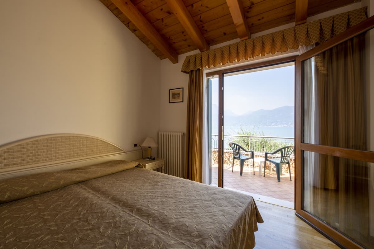 Alloggio su due livelli, 2 camere da letto, edificio separato | 1 camera, una cassaforte in camera, una scrivania, Wi-Fi gratuito