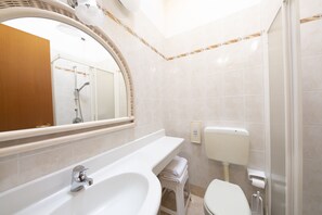 Dubleks, 2 Yatak Odası, Ek Bina | Banyo | Duş, ücretsiz banyo/kozmetik ürünleri, saç kurutma makinesi, bide 