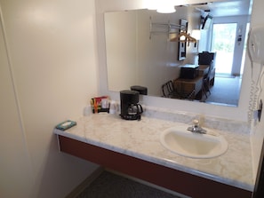 Chambre, 2 lits doubles, non-fumeur | Lavabo de la salle de bain