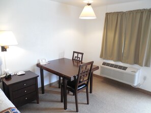 Room, 1 Queen Bed, Non Smoking | In-room dining