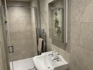 Chambre double, salle de bain attenante | Salle de bain