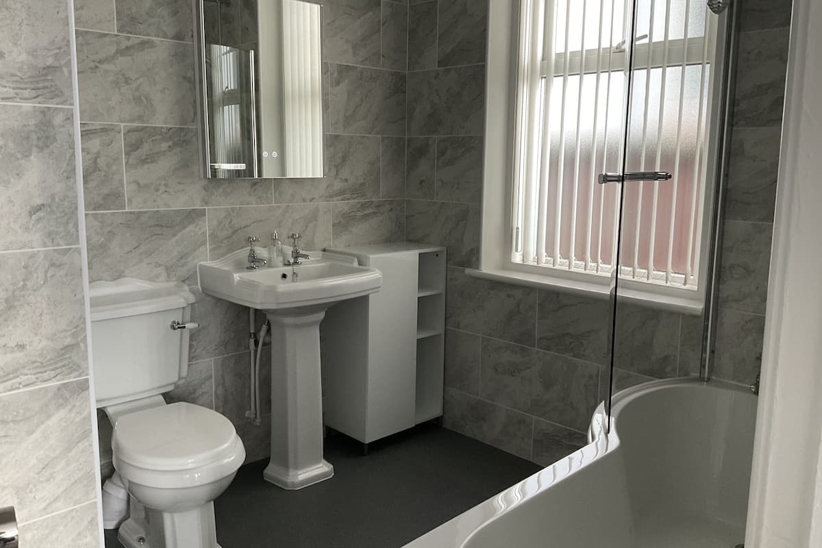 Twin kamer, en-suite badkamer (Bath & Shower) | Badkamer