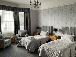 Chambre avec lits jumeaux, salle de bains attenante (Bath & Shower)