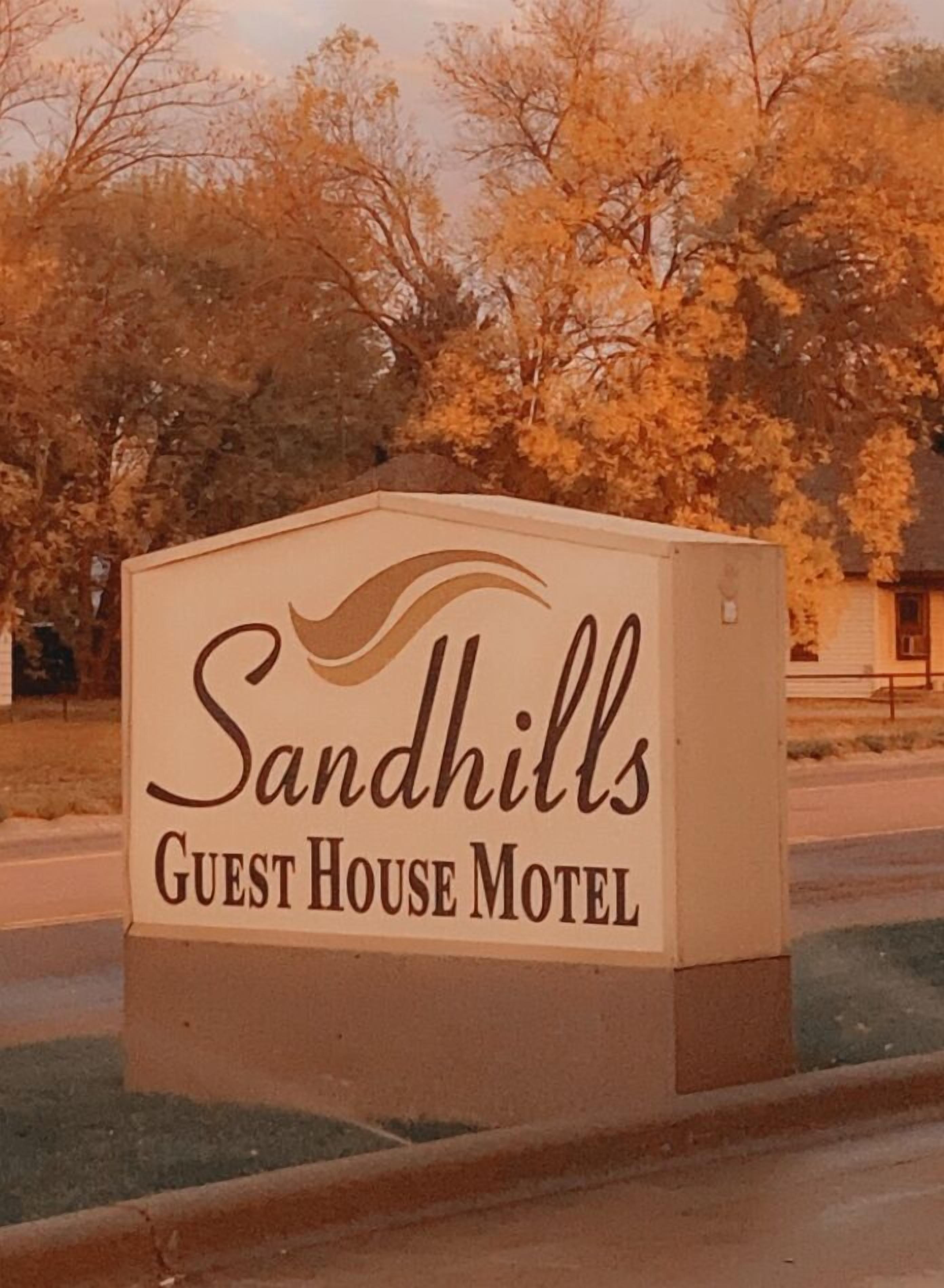 Letrero del motel Sandhills Guest House.