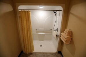 Standardzimmer, 2 Queen-Betten, Kühlschrank und Mikrowelle, Erdgeschoss | Dusche im Bad