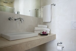 Dobbeltrom | Vask på badet