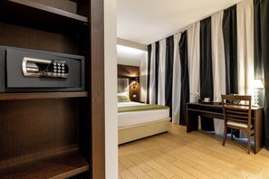 Familiekamer | Donzen dekbedden, een minibar, een kluis op de kamer, een bureau