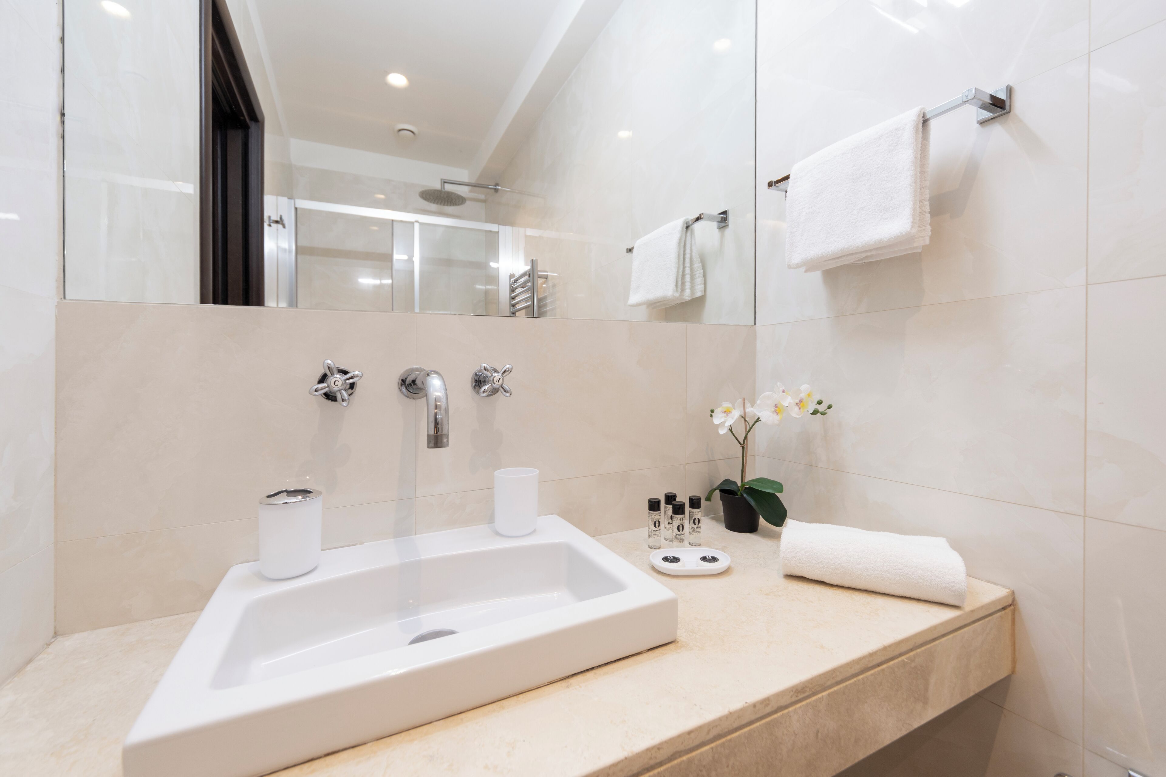 Dusche, Regendusche, kostenlose Toilettenartikel, Haartrockner