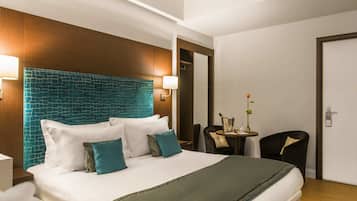 Donsdekens, een minibar, een kluis op de kamer, een bureau