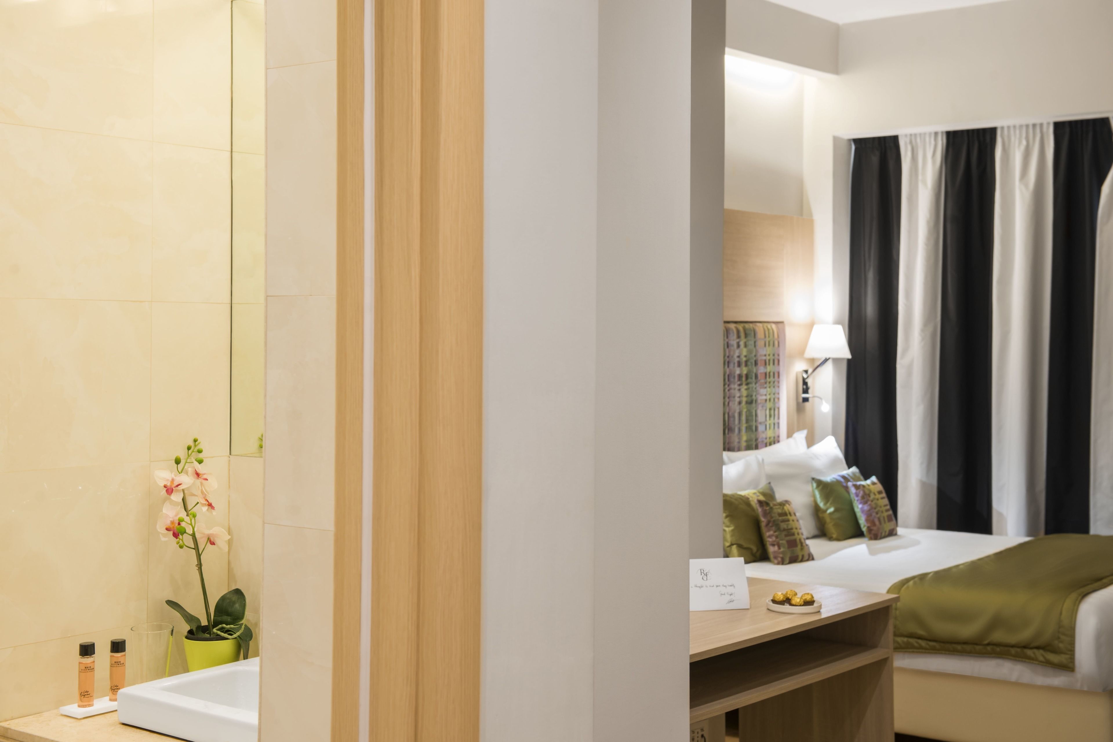 Douche, douche à « effet pluie », articles de toilette gratuits